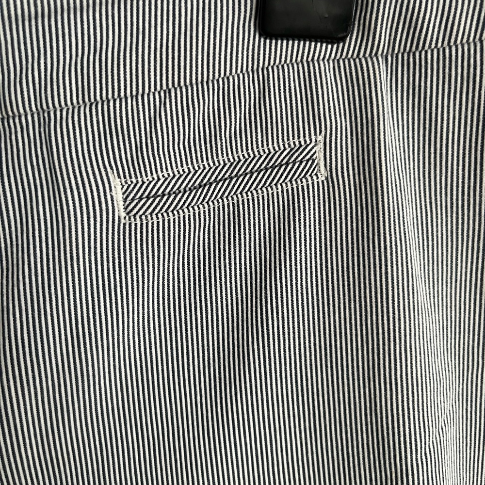 Coldwater Creek Size 10 Navy White Stripe Capri Preowned - Picture 3 of 8